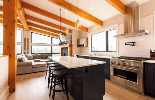 East Kootenay House | Ski In to your Hot Tub & Sauna