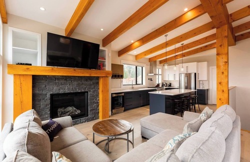 East Kootenay House | Ski In to your Hot Tub & Sauna