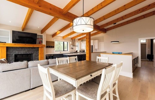 East Kootenay House | Ski In to your Hot Tub & Sauna
