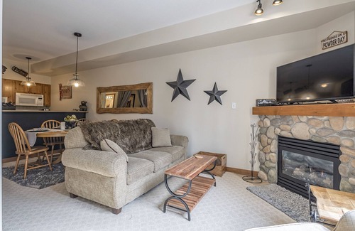 Silver Star Mountain Condo | Ski right from your door in this bright, ground level condo at Creekside
