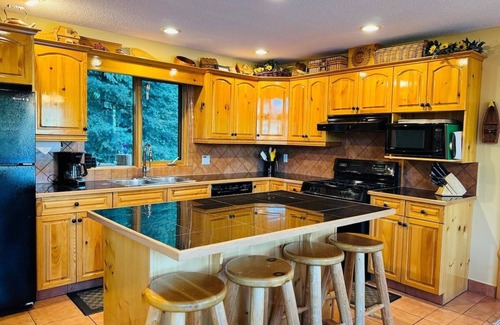 East Kootenay House | Ski & Soak, Alpine Aerie, Hot Tub Retreat