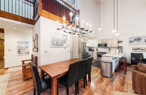 Four O'Clock Condo | Ski straight to the lift—hot tub, pool & balcony for après-ski