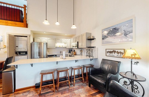 Four O'Clock Condo | Ski straight to the lift—hot tub, pool & balcony for après-ski