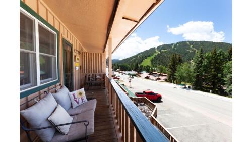 Red River Apartment | Ski View 09 Southern Comfort - On Main Street - WiFi - Cable - Fireplace - Trailer Parking In Back - Patio with Gas Grill