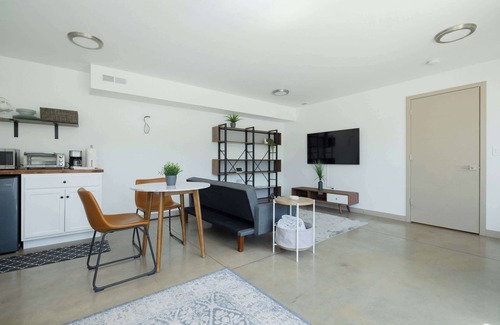 Westbrook Meadows Apartment | Skier's Basecamp! Cliff House, an escape for 2!