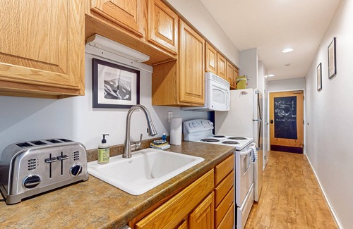 Warren Condo | Skiers condo, walk-out to ground level, near the slopes, walk to lifts, wifi, TV
