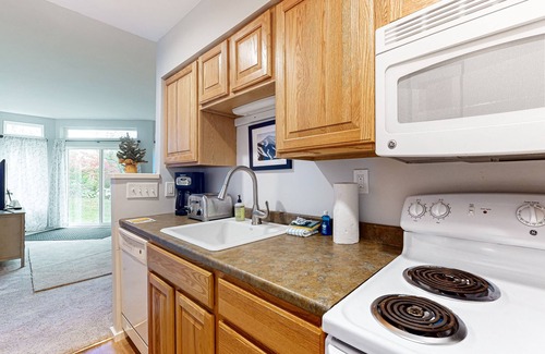 Warren Condo | Skiers condo, walk-out to ground level, near the slopes, walk to lifts, wifi, TV