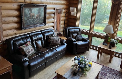 Oak Creek House | Skiing, Fishing, Hiking this log home is the perfect location to create memories