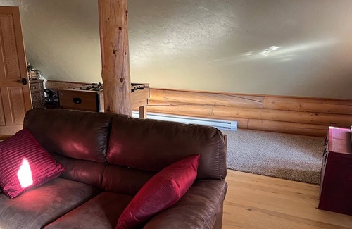 Oak Creek House | Skiing, Fishing, Hiking this log home is the perfect location to create memories