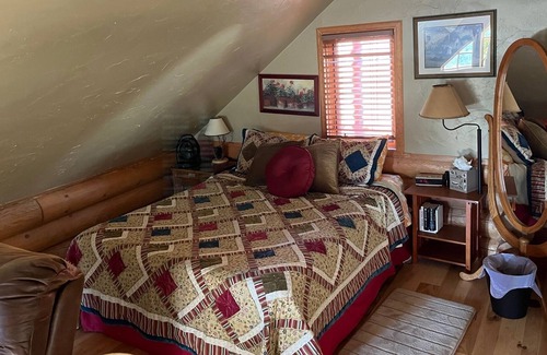 Oak Creek House | Skiing, Fishing, Hiking this log home is the perfect location to create memories