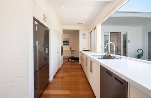 Portsea House | Skomer House Portsea with gas heated pool. Steps to beach and Portsea Pub