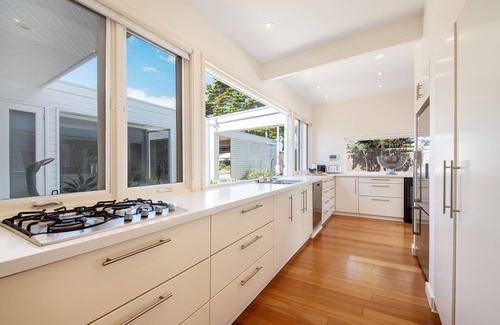 Portsea House | Skomer House Portsea with gas heated pool. Steps to beach and Portsea Pub