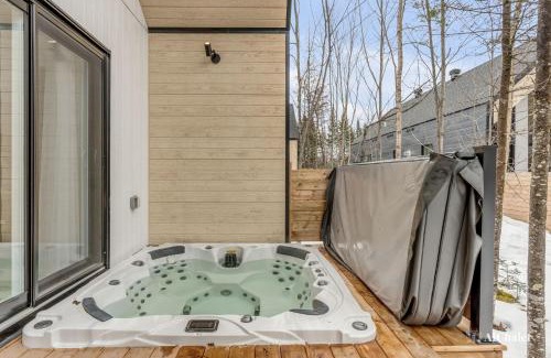 Pont-Rouge Ski Chalet | Skova - Nordic Harmony - Spa & Forest View