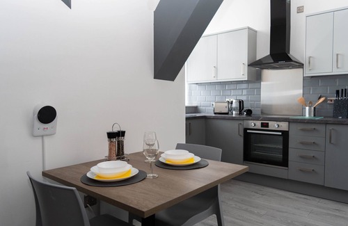 Bradford Apartment | Sky 1 Apartment with City View