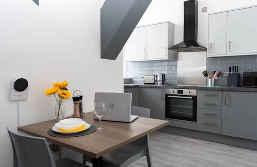 Bradford Apartment | Sky 1 Apartment with City View