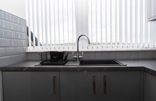 Bradford Apartment | Sky 1 Apartment with City View