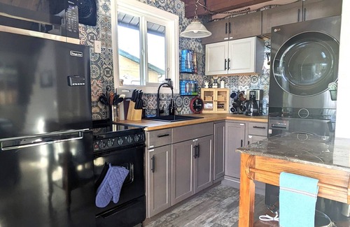 May Creek Cabin | Sky Creek Cabin; fire pit, mountain views, and hot tub under the stars.