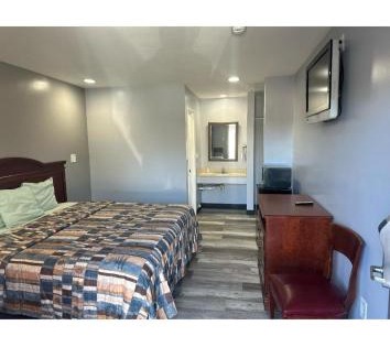Crestline Heights Hotel | Sky Inn Hotel