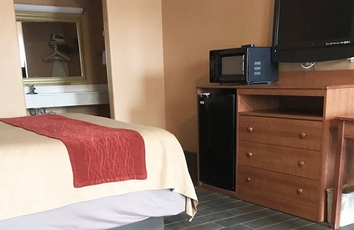 Western Division House | Sky Palace Inn & Suites By Jasper Laredo- 1 King Accessible Non Smoking