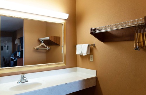 Western Division House | Sky Palace Inn & Suites By Jasper Laredo- 1 King Accessible Non Smoking
