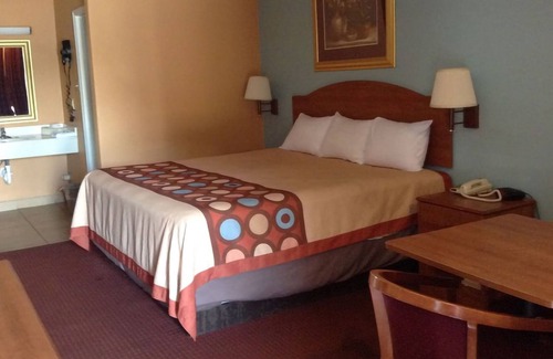Western Division House | Sky Palace Inn & Suites By Jasper Laredo - Executive 1 King Bed Non-Smoking