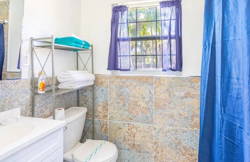 Bay Isle House | Sky Spacious Bungalow walking distance from beach!Name Sky Side A