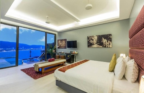 Patong Resort | Sky Suites with Balcony (008)