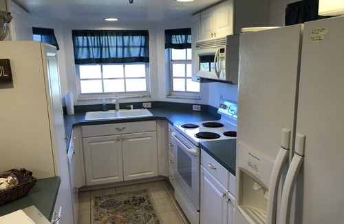 Lutz Condo | Sky View Mirrors King Bed - The Fountains