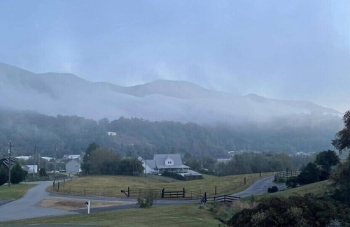 Waynesville House | Sky View Mountain Getaway