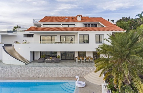 Sao Martinho Villa | Sky Villa, pool and view in a luxury urbanization.