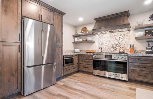 Skyland House | Skyland Luxury Getaway. Remodeled 4-Bedroom with Beach Access (ZC1016)