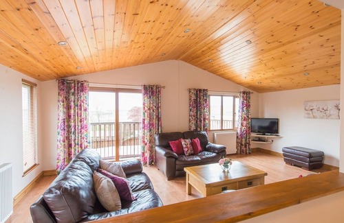 Cupar House | Skylark Lodge with Hot Tub near Cupar, Fife