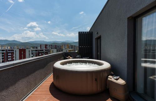 Brasov Apartment | Skylark - Sydney Penthouse with Jacuzzi and Mountain View