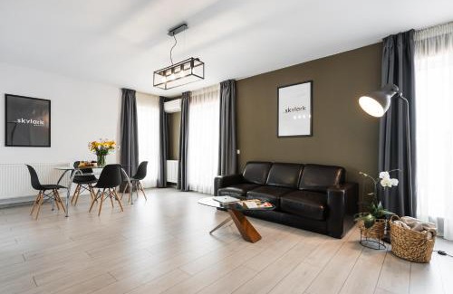 Brasov Apartment | Skylark - Sydney Penthouse with Jacuzzi and Mountain View