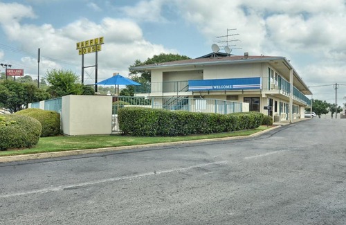 Conway Hotel | Skyline Inn