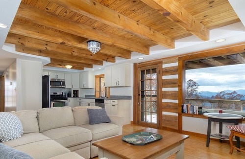 Weaverville Cabin | Skyline View Lodge | Log Cabin with Covered Deck & Sweeping Views