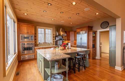 Blowing Rock House | Skytop Retreat - Spectacular 50 mile Views! Pet friendly, hot tub, arcade