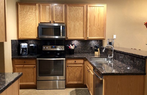 Superstition Lakes Condo | SL Lakes Condo w/GOLF VIEWS, Gated Comm w/Htd POOL &Spa, Walk to Mall w/Eats & Theater