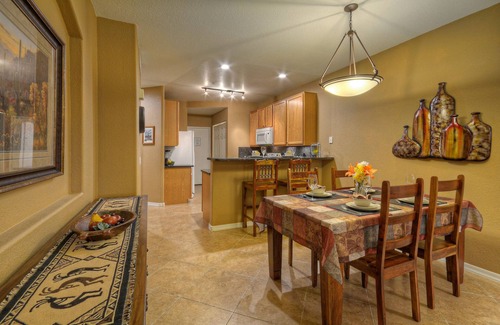 Superstition Lakes Condo | SL Lakes Condo w/GOLF VIEWS, Gated Comm w/Htd POOL &Spa, Walk to Mall w/Eats & Theater