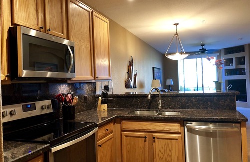 Superstition Lakes Condo | SL Lakes Condo w/GOLF VIEWS, Gated Comm w/Htd POOL &Spa, Walk to Mall w/Eats & Theater