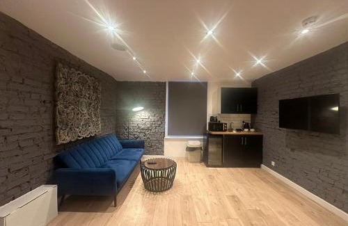 Yiewsley Apartment | Sleek 1BD Retreat Near Heathrow & Elizabeth Line