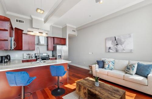 Olde Kensington Apartment | Sleek 1br W Rooftop Amenities