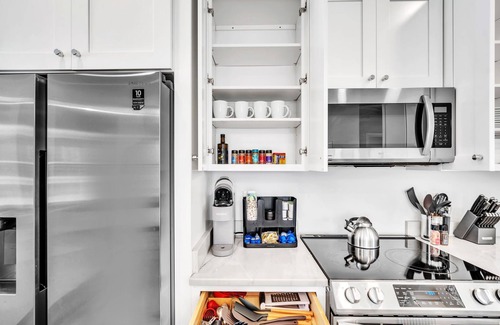 Taylors House | Sleek 3BR Pet-Friendly Oasis, Close to City