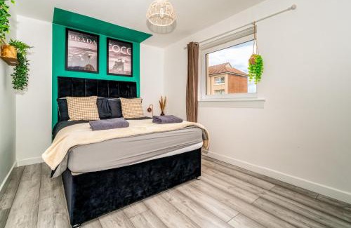 Greenock Apartment | Sleek and Stylish 3 Bed in Greenock - Sleeps 8