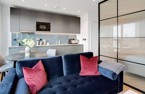 Bromley North Apartment | Sleek and Stylish Studio Apartment