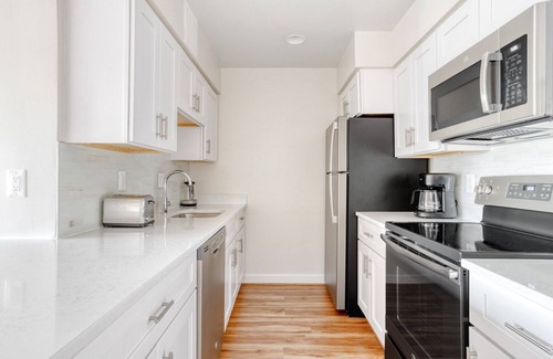 Court House Apartment | Sleek Clarendon 1BR W/D, Concierge & Gym, steps to WF, by Blueground