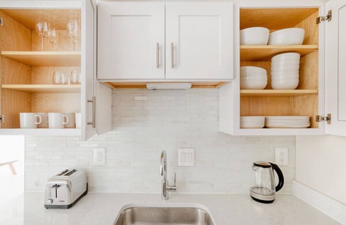 Court House Apartment | Sleek Clarendon 1BR W/D, Concierge & Gym, steps to WF, by Blueground