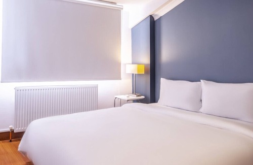 Maltepe Apartment | Sleek Flat near Public Transportation in Maltepe