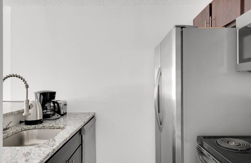 Rush and Division Apartment | Sleek Gold Coast Studio w/Gym & Lounge, 1 block from L, by Blueground