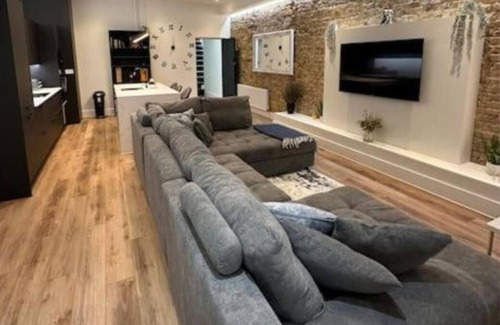 Westcliff-on-Sea Apartment | Sleek & Gorgeous 2BR w/WiFi & Netflix - City Centre Nr Cliffs Pavillion